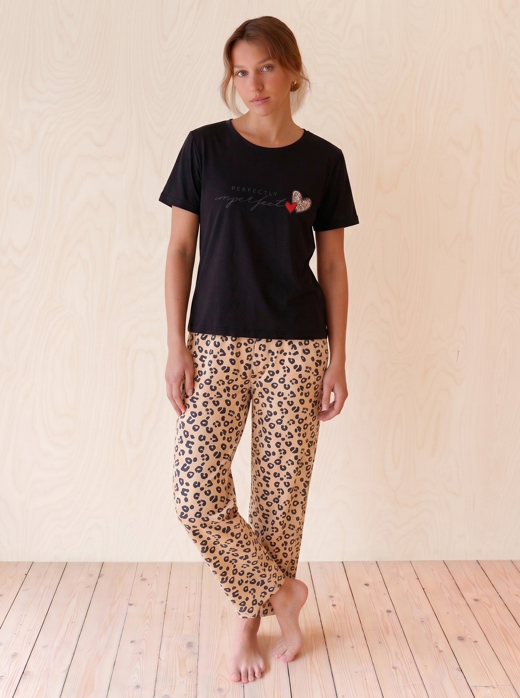 Kadın Siyah Bisiklet Yaka Kalp Detaylı Leopar Desenli Kısa Kol Altı Uzun Milan Kumaş Pijama Takımı