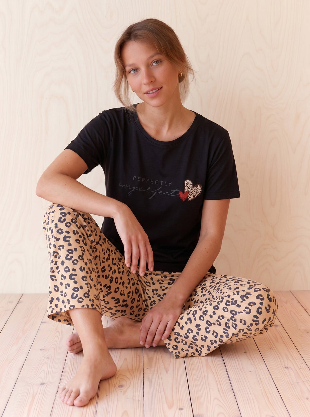 Kadın Siyah Bisiklet Yaka Kalp Detaylı Leopar Desenli Kısa Kol Altı Uzun Milan Kumaş Pijama Takımı