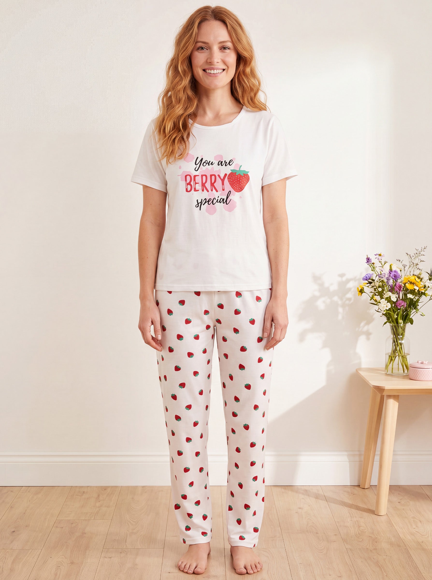 Kadın Beyaz Bisiklet Yaka Çilek Desenli Kısa Kol Altı Uzun Milan Kumaş Pijama Takımı