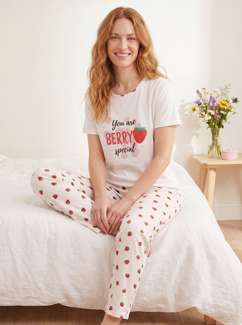 Kadın Beyaz Bisiklet Yaka Çilek Desenli Kısa Kol Altı Uzun Milan Kumaş Pijama Takımı