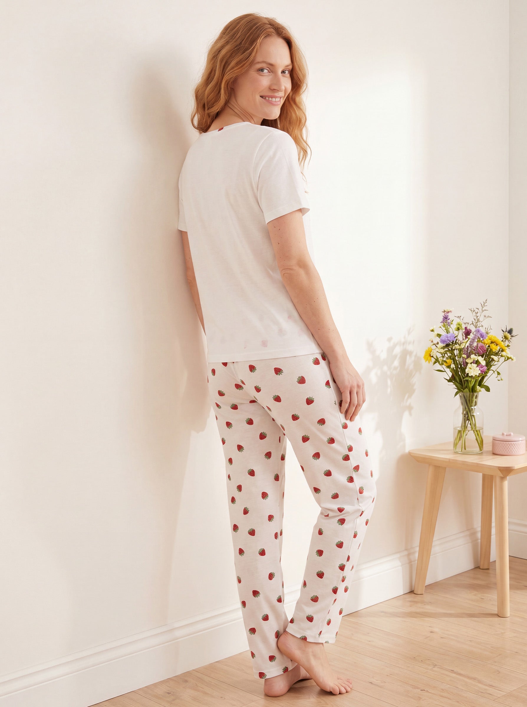 Kadın Beyaz Bisiklet Yaka Çilek Desenli Kısa Kol Altı Uzun Milan Kumaş Pijama Takımı
