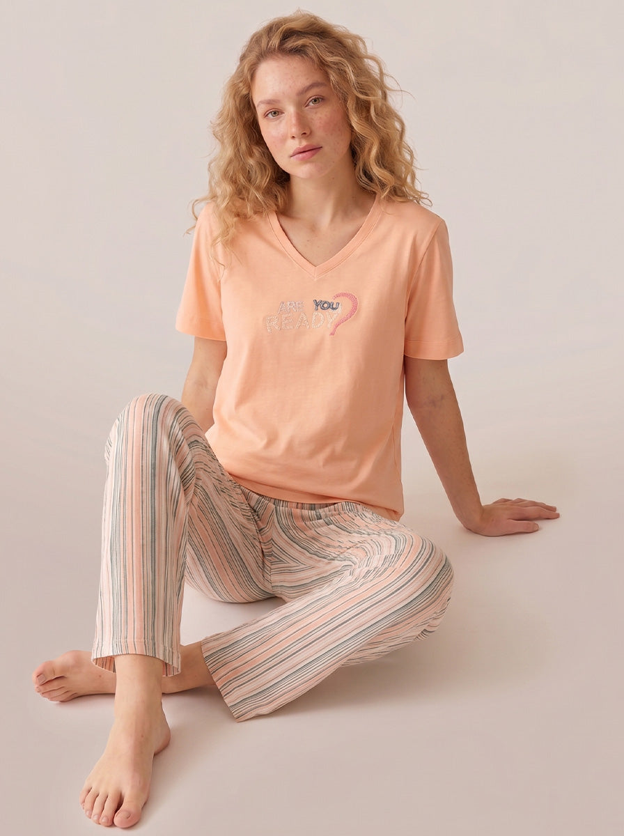 Kadın Pudra Pembe Nakışlı Yazı Tasarımlı Kısa Kollu Altı Uzun Yumuşak Viskon Kumaş Pijama Takımı