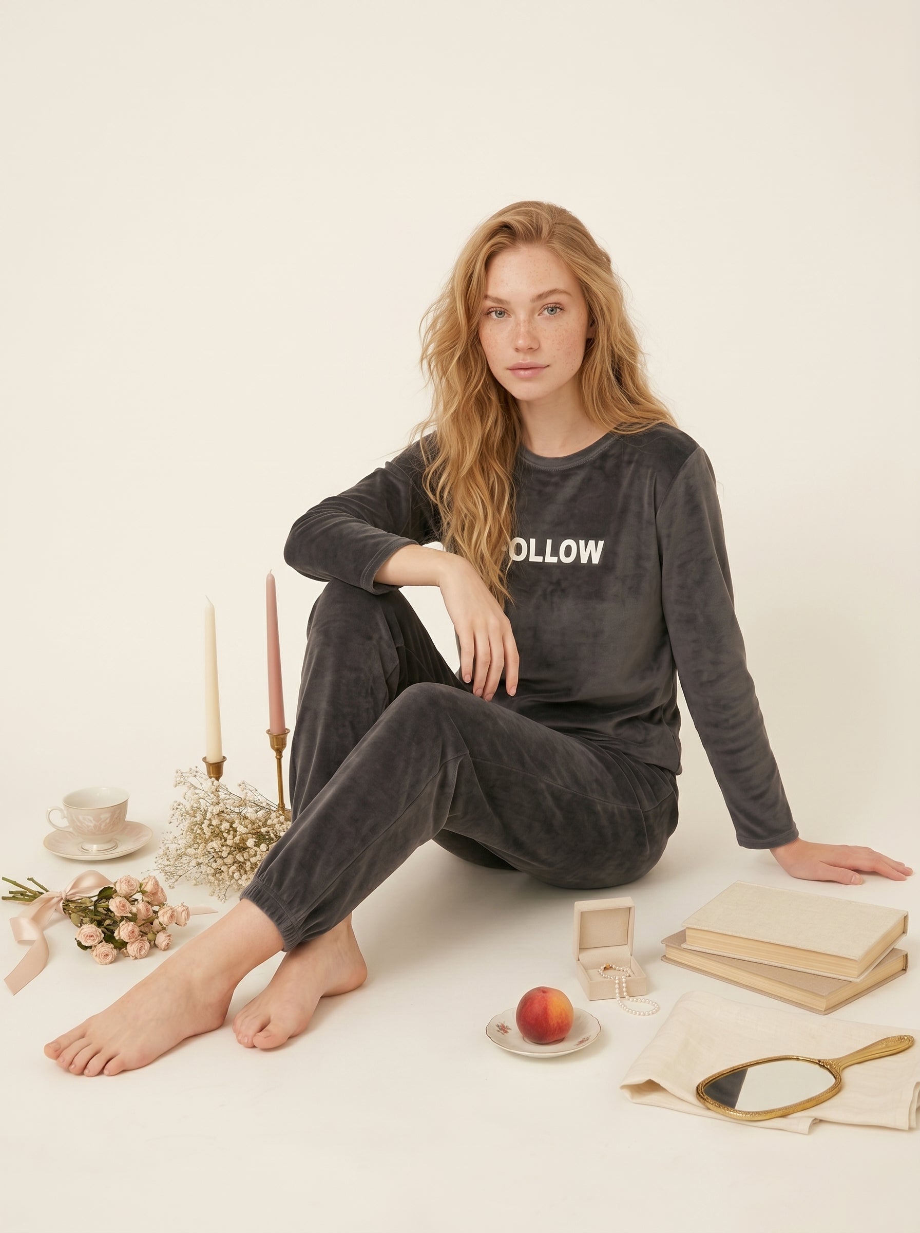 Kadın Gri Yazılı Uzun Kollu Altı Uzun Manşetli Kadife Kumaş Pijama Takımı