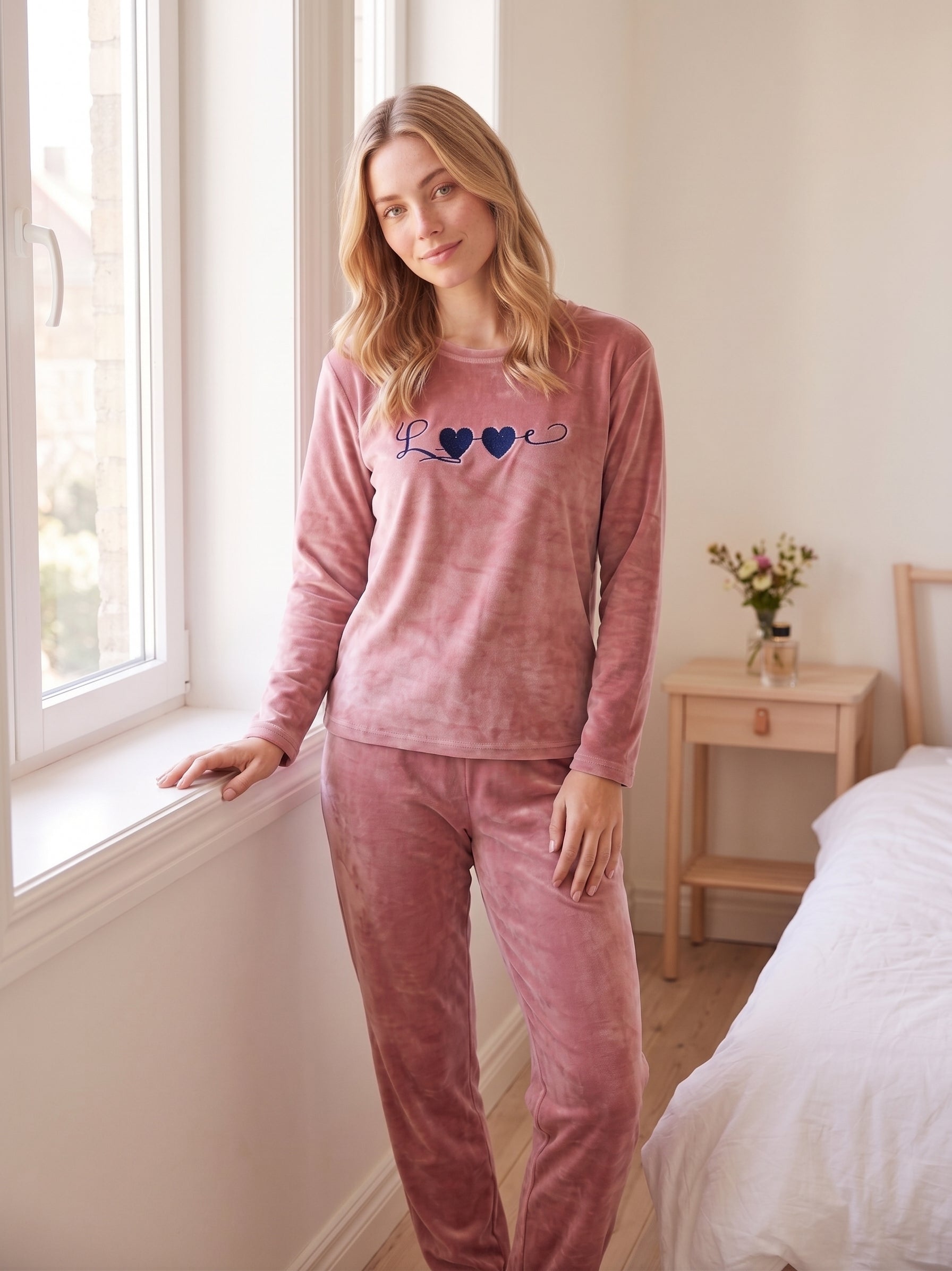 Kadın Pembe Yazılı Uzun Kollu Altı Uzun Manşetli Kadife Kumaş Pijama Takımı