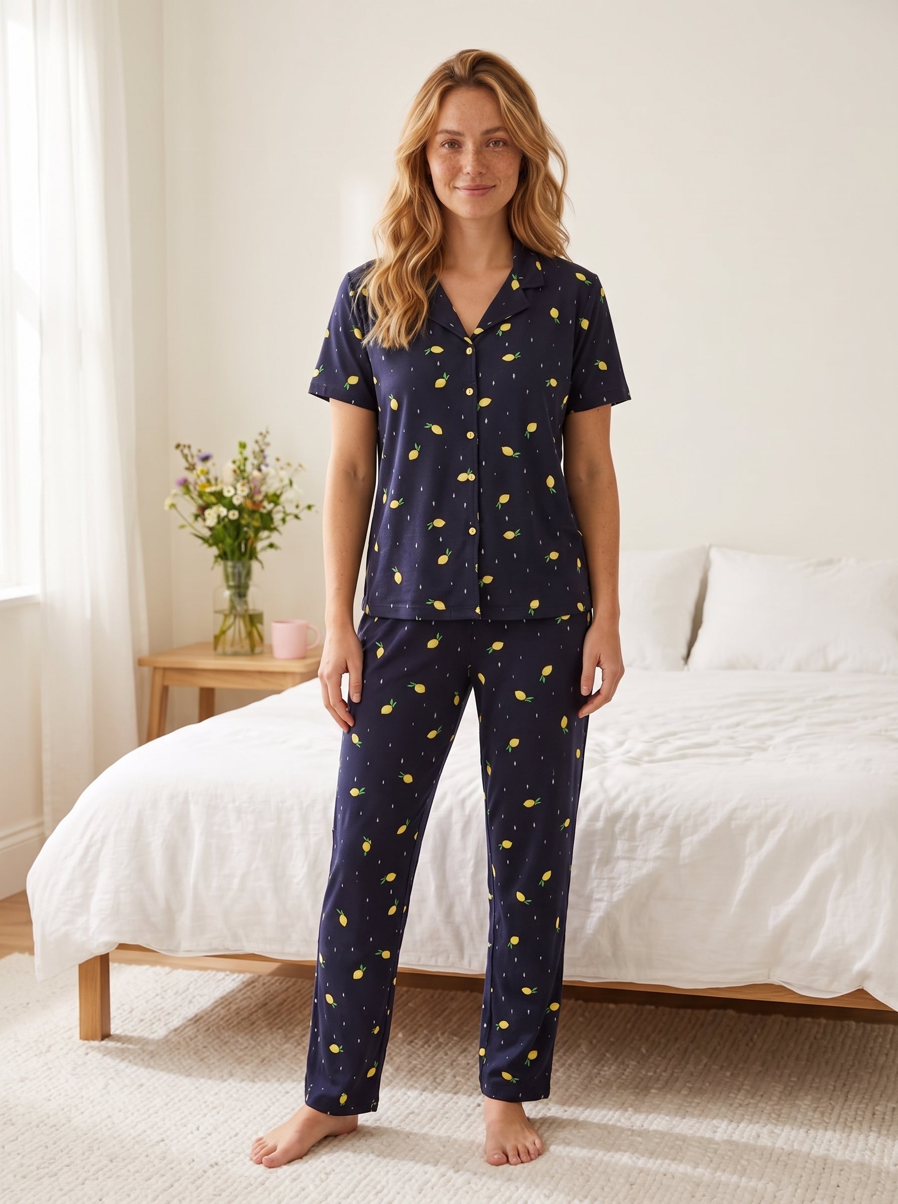 Kadın Siyah Limon Desenli Kısa Kollu Altı Uzun Önü Düğmeli Milan Kumaş Pijama Takımı