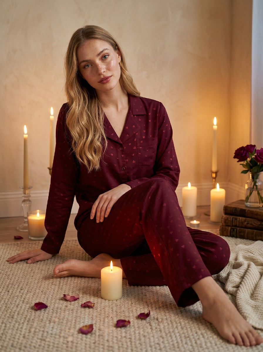 Kadın Vişne Çürüğü Kalp Desenli Önü Düğmeli Cep Detaylı Uzun Kollu Altı Uzun Cepli Premium Saten Kumaş Pijama Takımı