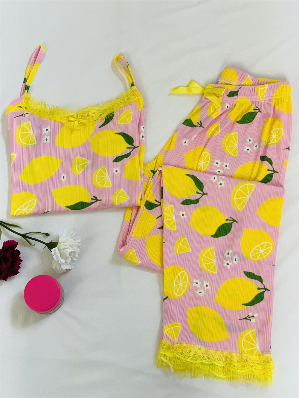 Kadın İp Askılı Dantel Detaylı Pembe Limon Desenli Altı Uzun Pegasus Kumaş Pijama Takımı